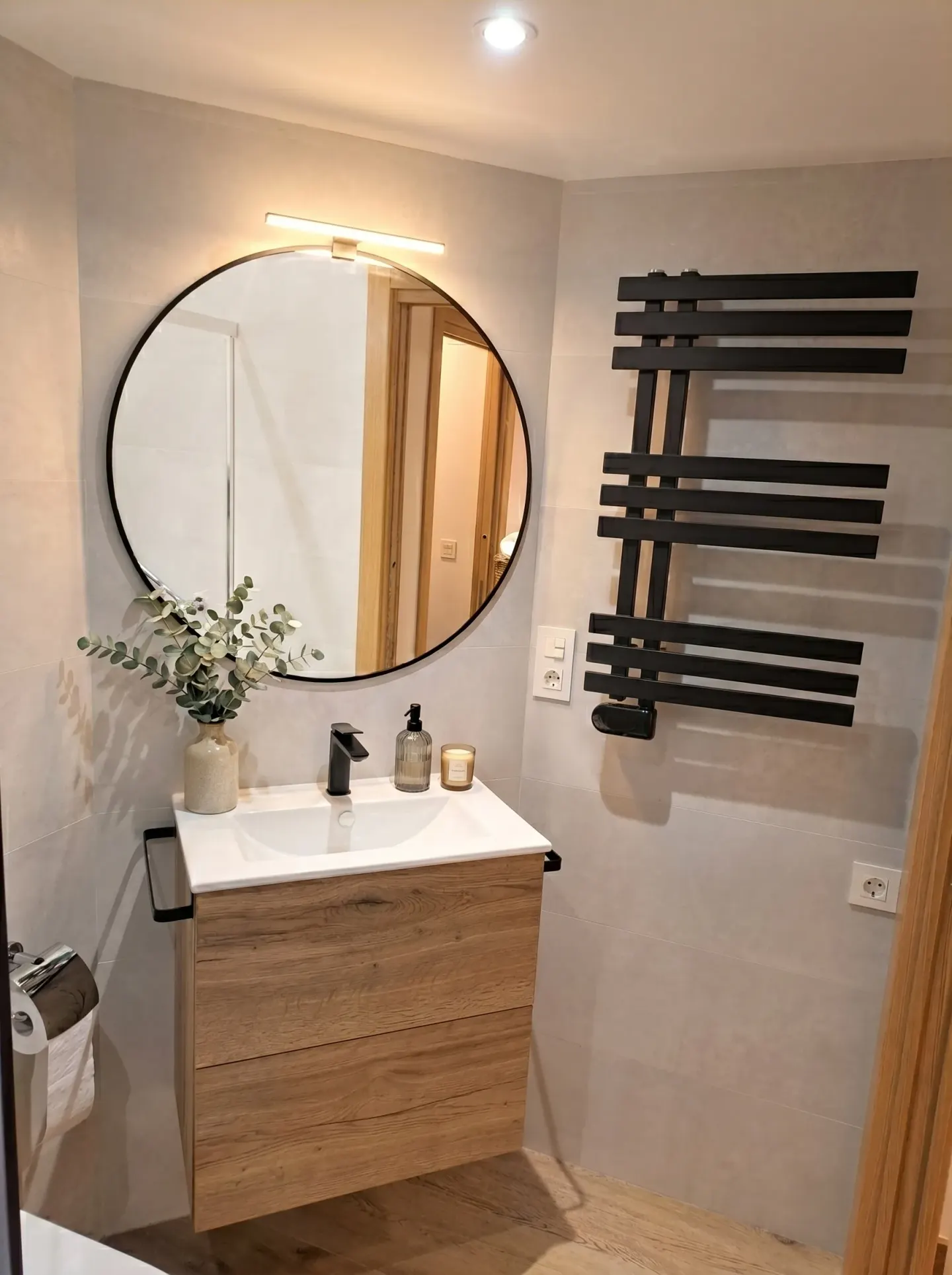 Baño en roble y negro · Donostia