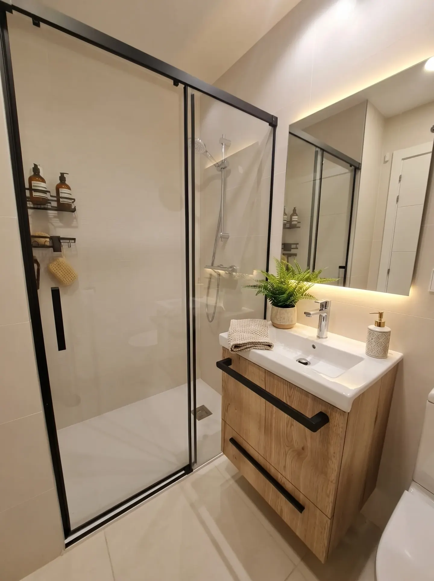 Baño moderno con ducha de obra · Donostia